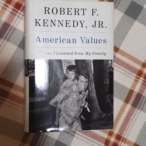 Robert f. Kennedy,JR BOOK - Picture 1 of 3